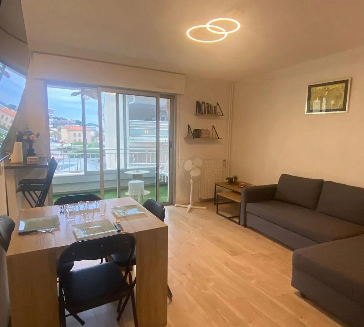 Studio Cabine Cannes 2 0*,